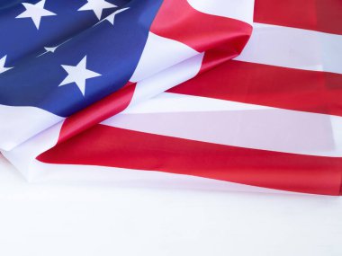 Beyaz ahşap arka planda güzel bir Amerikan bayrağı. Metnin için boşluk.
