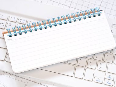 Boş defter ve kalem klavyeye kondu. İş ve eğitim kavramı. Metin için boşluk