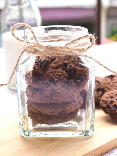 Close Galletas Caseras Doble Chispa Chocolate Botella Vidrio Placa Madera —  Fotos de Stock