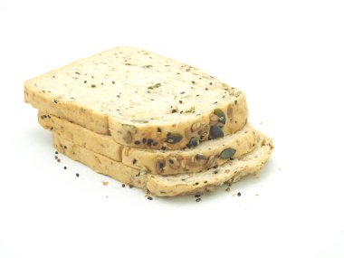 Beyaz arka planda izole edilmiş taze ev yapımı kepekli ekmek dilimi.