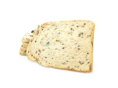 Beyaz arka planda izole edilmiş taze ev yapımı kepekli ekmek dilimi.