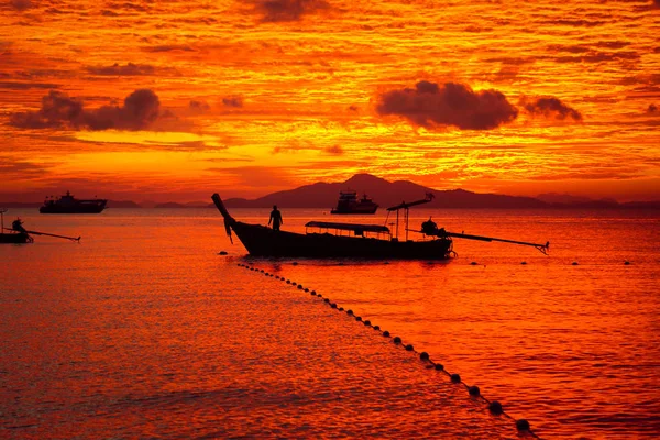 Beautiful Red Sunset Laemtong Beach Koh Phi Phi Thailand Longtail — Stock Photo, Image