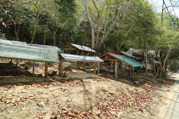 Laemtong plajı, Koh Phi Phi yakınlarındaki dindar olmayan kişiler için bir mezarlık. Tayland