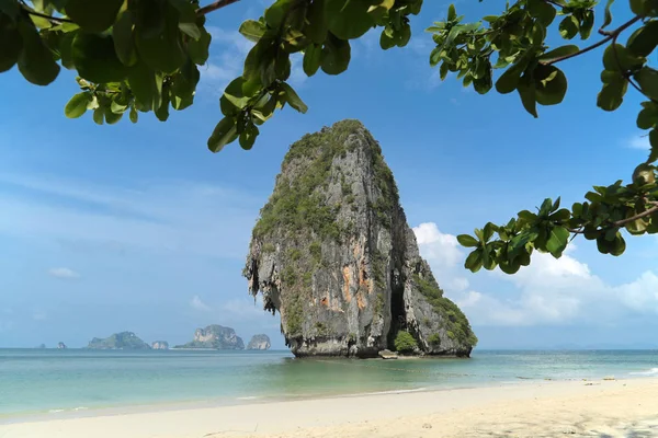 Railay yarımadasında güzel Phranang plaj. Sahile yakın dev bir kireçtaşı kaya.