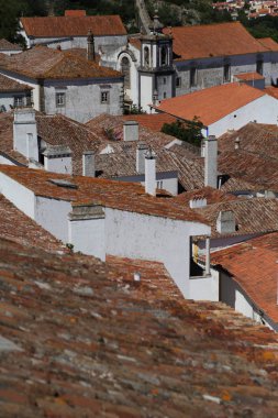Portekiz'in tarihi ortaçağ kasabası Obidos'un savunma duvarından manzara.