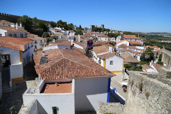 Portekiz'in tarihi ortaçağ kasabası Obidos'ta küçük sokaklar. 