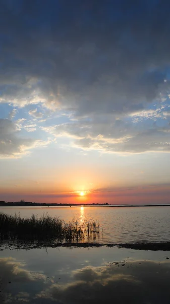 Puesta de sol sobre el mar "Alakol". Verano. Clima tranquilo . — Foto de Stock