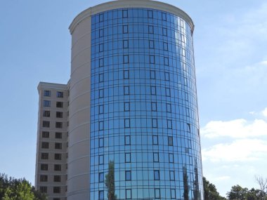 yaşam için yeni bir bina ve bir iş merkezi, cephe renkli cam ile sırlı