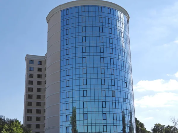 yaşam için yeni bir bina ve bir iş merkezi, cephe renkli cam ile sırlı