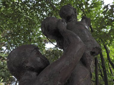 Bir şehir parkında spora adanmış komünist bronz heykel