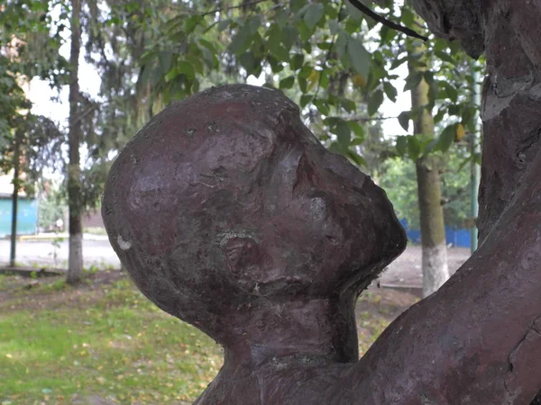 Bir şehir parkında spora adanmış komünist bronz heykel