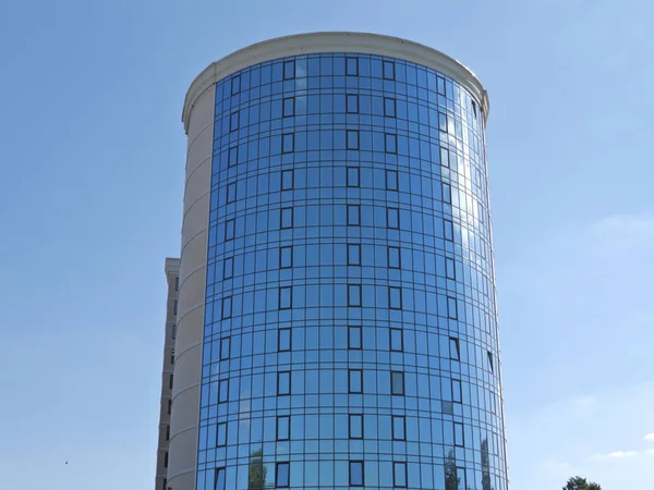 yaşam için yeni bina ve bir iş merkezi, cephe renkli cam ile bitti