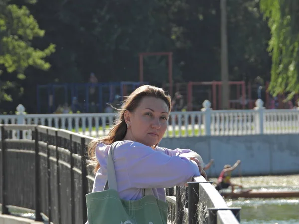 Frau Spaziert Auf Der Seebrücke Stadtpark Sonniger Sommertag — Stockfoto