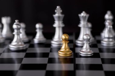 İş ve işçi kavramı, satranç figürleri lideri taşımak ve yumruk oyun