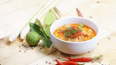 Baharat, biber, Limon otu, bergamot yaprak ahşap üzerine soslu domuz eti ile Panaeng köri