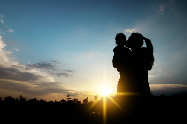 Familia Concepto Madre Soltera Silueta Mujeres Que Llevan Hija Besan — Foto de Stock