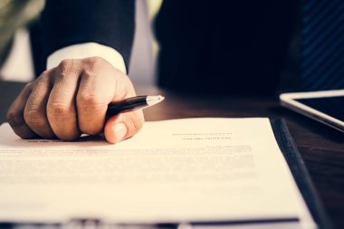 işadamı avuç kalem ile konsept olarak düşünmek ve sözleşme imzalamadan önce karar