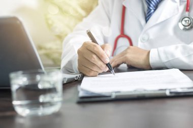 Doktor iyi healthty dikkat çekmek planlama için tıp kağıt üzerinde hastaya bilgi yazma 