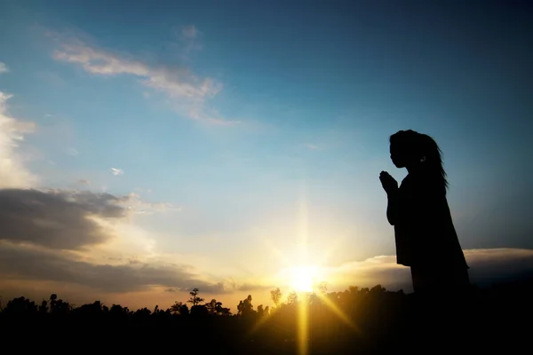 祈祷和希望的概念 妇女的剪影为桃祈祷和成功在日落的生活中 — 图库照片