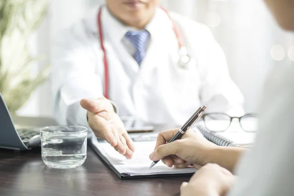 Doktor hasta tedavi hastalık hastane tablo önce tıbbi kayıtlarda imzalarını kullanıma sunmuştur 