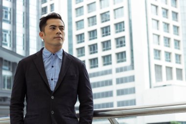 Bina geçit üzerinde duran işadamı