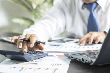 yazma işadamı ve bellek üstünde defter ve basın üzerinde tablo, muhasebeci ve iş concep hesap makinesi