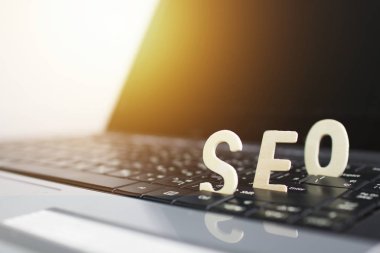 Arama motoru optimizasyonu kavramı, defter, başarılı hedef kavramı Seo ahşap