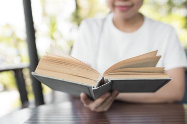 tablo, bilgi, eğitim ve bilgelik concep kitap okumak kadınlar