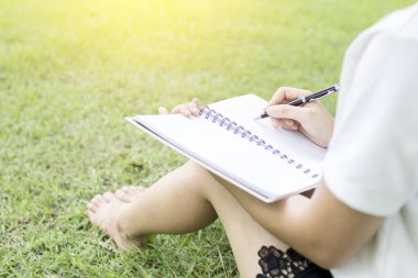 under yeşil çimenlerin üzerinde dizüstü bellek yazma kadınlar 