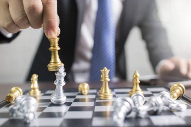 başarı, yönetim ve iş liderlik kavramı, hareketli işadamı Kral kazanmak için satranç ve başarılı 