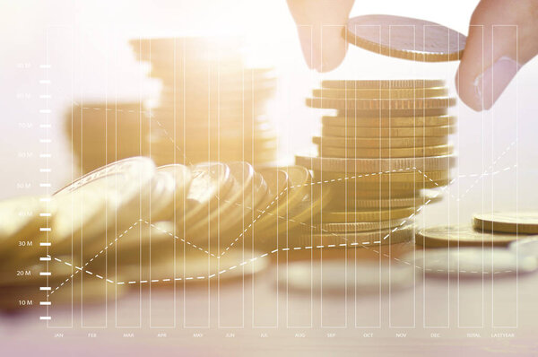 стопка монет с финансовым графиком, понятием капитала и инвестиций.
