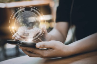 Kafe ve teknoloji konseptinde telefon kullan