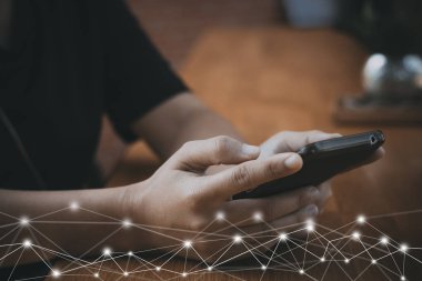 Kafe ve teknoloji konseptinde telefon kullan