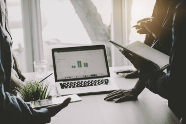 İş adamı toplantısı, analiz ve sunum finansmanı defter, takım çalışması ve eşgüdümlü konseptte