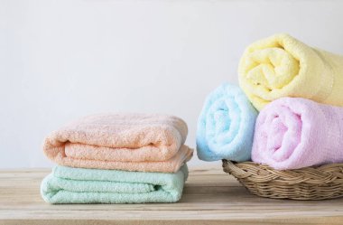 Tahta sepet üzerine havlu beyaz duvar ve kopyalama alanı ile mevcut ürün için kullanılabilir