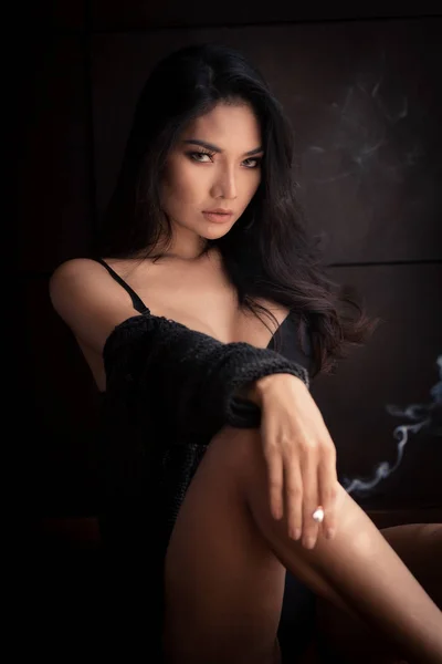 Sexy Mujeres Sensual Lencería Negra Mirando Sosteniendo Tabaco Cigarrillo Madera — Foto de Stock