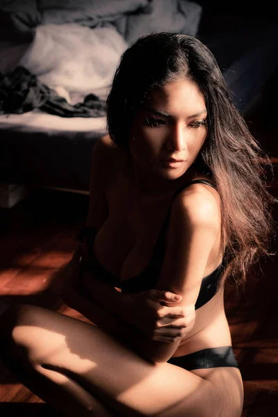 Sexy Mujeres Sensual Lencería Negra Sentadas Suelo Madera Oscura Mantenidas — Foto de Stock