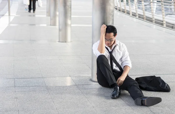 Personas Desesperadas Desempleadas Concepto Recesión Económica Hombre Frustrado Sentado Calle — Foto de Stock