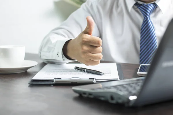 Empresario Que Muestra Pulgar Para Confirmar Aceptar Éxito Del Contrato — Foto de Stock