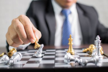 Başarı, yönetim ve iş liderliği kavramı, iş adamının el hamlesi Kral satrancı kazanmak için strateji ve kurşun planlama kullanarak