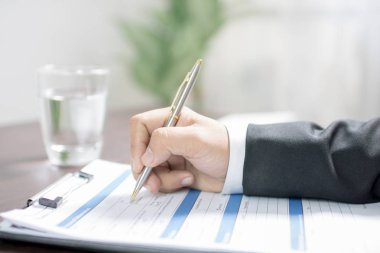 İş adamı başvuru formu ya da yazma bilgisi üzerine yazıyor