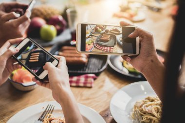 Akşam yemeği partisi ve kutlama arkadaş ve çekici fotoğraf ile sosyal ağ, tablo ve gruba komik ve lezzetli yiyecek üstten görünüm içine sonrası telefonla yeme keyfini çıkarın