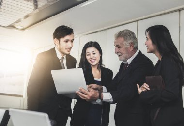 Açıklayan ve tartışılması kavramı, mutlu ve dizüstü tutarak ve onun ortakları yönetimi hakkında yeterli olması tanıtımı değnek ile konuşurken nazik Yöneticisi.