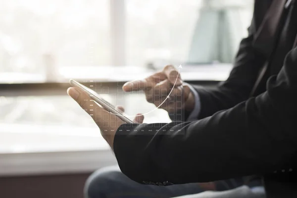 Grupo Empresarios Discutiendo Sobre Finanzas Apuntando Tableta — Foto de Stock