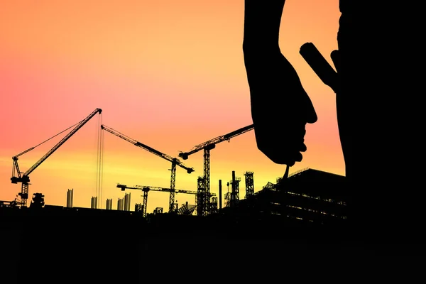 Silhouet Ingenieur Met Bouw Achtergrond Zonsondergang — Stockfoto