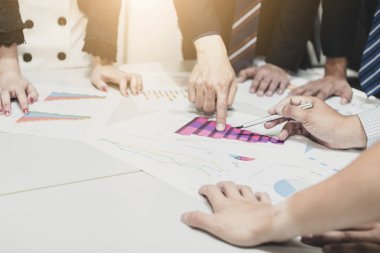 Grup planlama ve masa toplantıda analiz iş adamları.