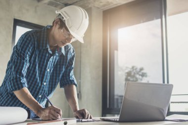 planı üzerinde çizim mimar veya planlama ve dizüstü bilgisayarda seyir mühendisi