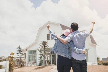 Aşık çift el yeni bitmiş ev, Aile ve ev concept için bir kutlama gösterilen