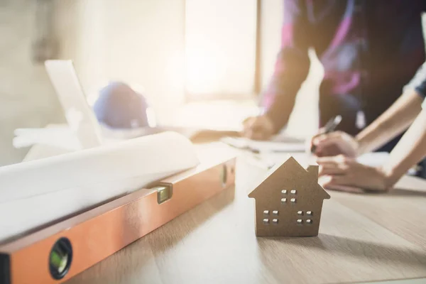 Ingegnere Incontro Con Architetto Pianificazione Guardando Cianografia Con Modello Casa — Foto Stock