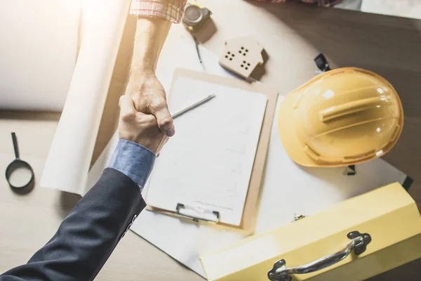 Mühendis ve işadamı üstten görünüm üzerinde çalışma tablosu çalışma sitesinde el sallamak.